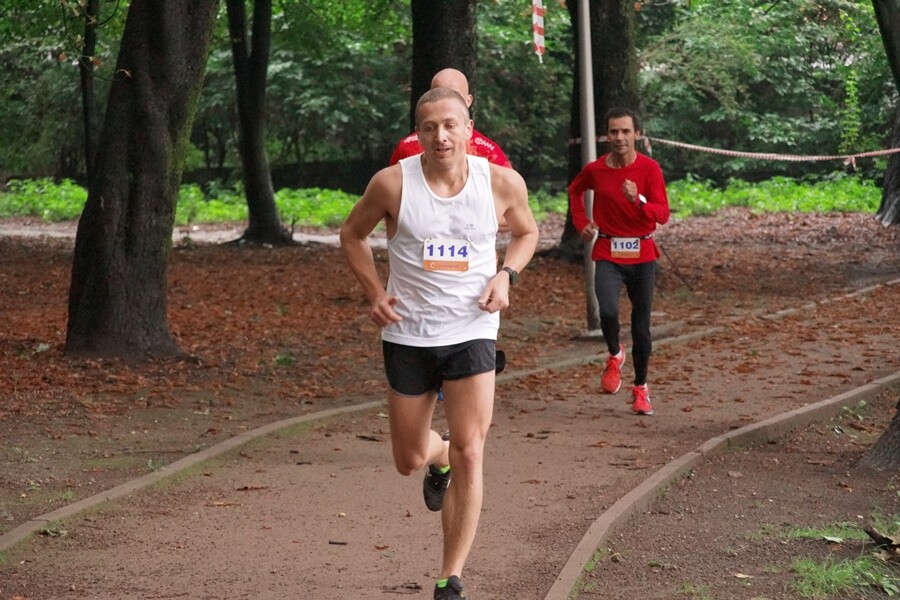 Miłośnicy biegania już po raz szesnasty uczcili pamięć Jana Koniecznego. Memoriał poświęcony rudzkiemu radnemu, który zmarł w 2005 roku, odbył się dzisiaj na terenie ośrodka sportowego Burloch Arena oraz w pobliskim parku.