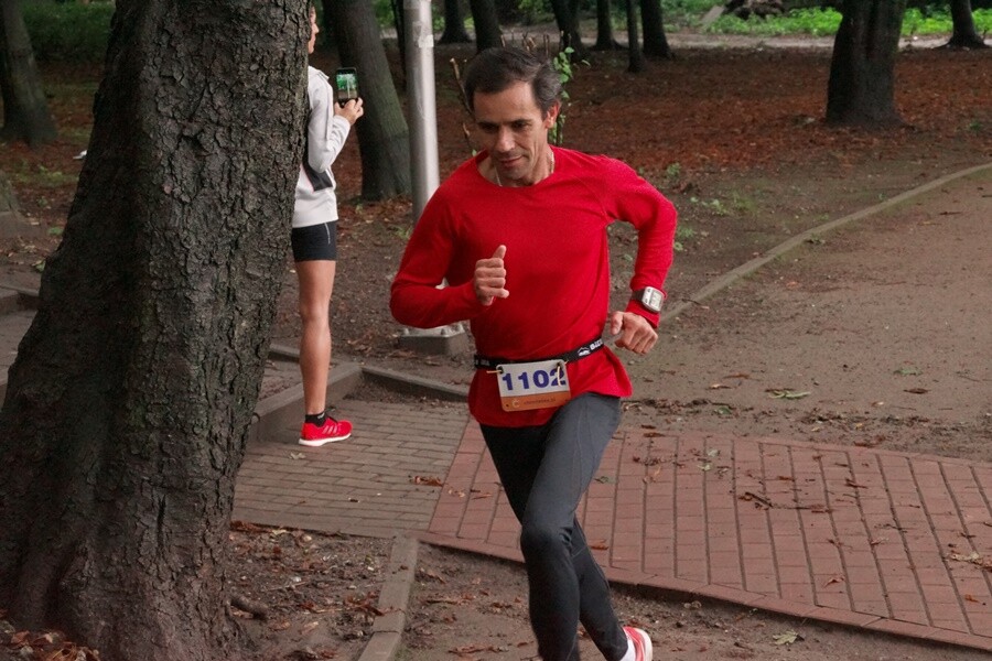 Miłośnicy biegania już po raz szesnasty uczcili pamięć Jana Koniecznego. Memoriał poświęcony rudzkiemu radnemu, który zmarł w 2005 roku, odbył się dzisiaj na terenie ośrodka sportowego Burloch Arena oraz w pobliskim parku.