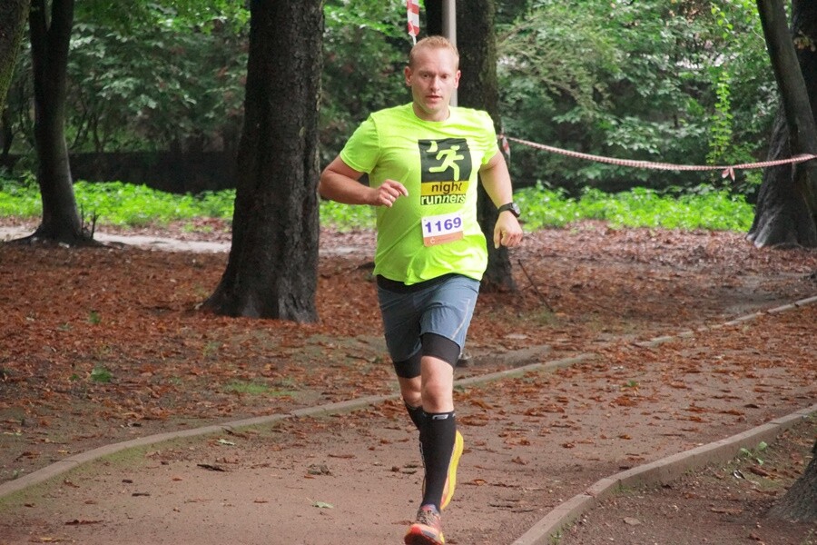Miłośnicy biegania już po raz szesnasty uczcili pamięć Jana Koniecznego. Memoriał poświęcony rudzkiemu radnemu, który zmarł w 2005 roku, odbył się dzisiaj na terenie ośrodka sportowego Burloch Arena oraz w pobliskim parku.