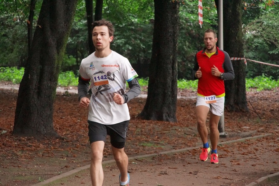 Miłośnicy biegania już po raz szesnasty uczcili pamięć Jana Koniecznego. Memoriał poświęcony rudzkiemu radnemu, który zmarł w 2005 roku, odbył się dzisiaj na terenie ośrodka sportowego Burloch Arena oraz w pobliskim parku.