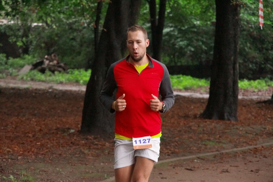 Miłośnicy biegania już po raz szesnasty uczcili pamięć Jana Koniecznego. Memoriał poświęcony rudzkiemu radnemu, który zmarł w 2005 roku, odbył się dzisiaj na terenie ośrodka sportowego Burloch Arena oraz w pobliskim parku.