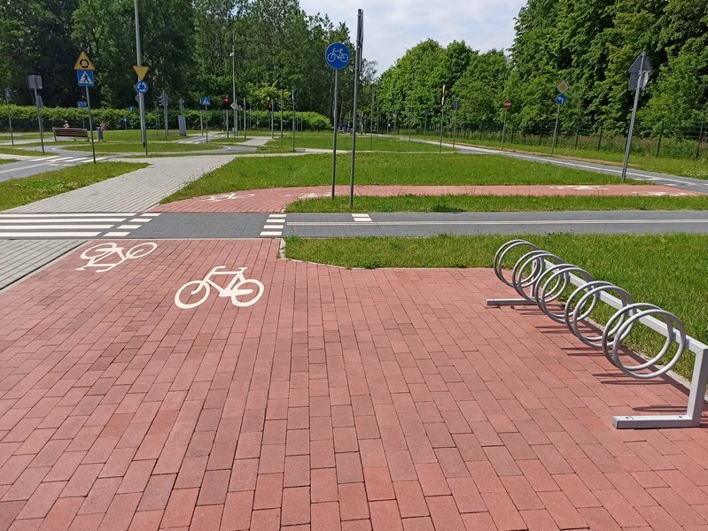 W Rudzie Śląskiej-Wirku od trzech lat istnieje Miasteczko Ruchu Drogowego. Letnia aura, która towarzyszy nam od kilku dni to dobry czas na odwiedzenie tego miejsca wraz z dziećmi. Poprzez zabawę można je nauczyć zasad poruszania się po chodniku i jezdni.
Przypomnijmy, że Miasteczko Ruchu Drogowego znajduje się przy ulicy Kolberga w Rudzie Śląskiej. Powstało jesienią 2018 roku, a projekt został zgłoszony w budżecie obywatelskim na rok 2017. Koszt inwestycji wyniósł 1,2 mln zł. Tuż obok znajduje się tor modelarski oraz plac zabaw z trampolinami, urządzeniem wielofunkcyjnym ze zjeżdżalnią, a także mini parkiem linowym oraz tyrolką. Jako, że obiekt usytuowany jest na uboczu, jest tu cicho. Cały teren został ogrodzony, dzięki czemu dzieci mogą spokojnie uczyć się zasad ruchu drogowego.