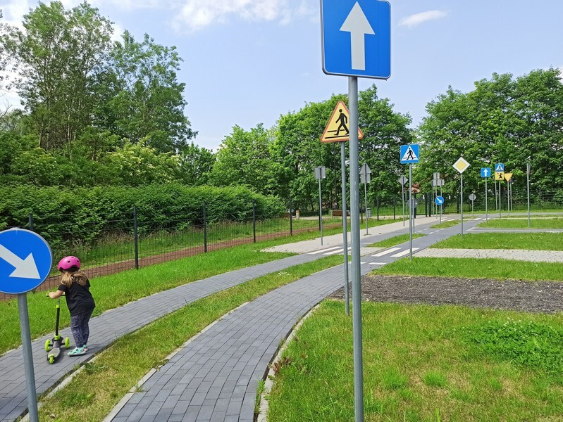 W Rudzie Śląskiej-Wirku od trzech lat istnieje Miasteczko Ruchu Drogowego. Letnia aura, która towarzyszy nam od kilku dni to dobry czas na odwiedzenie tego miejsca wraz z dziećmi. Poprzez zabawę można je nauczyć zasad poruszania się po chodniku i jezdni.
Przypomnijmy, że Miasteczko Ruchu Drogowego znajduje się przy ulicy Kolberga w Rudzie Śląskiej. Powstało jesienią 2018 roku, a projekt został zgłoszony w budżecie obywatelskim na rok 2017. Koszt inwestycji wyniósł 1,2 mln zł. Tuż obok znajduje się tor modelarski oraz plac zabaw z trampolinami, urządzeniem wielofunkcyjnym ze zjeżdżalnią, a także mini parkiem linowym oraz tyrolką. Jako, że obiekt usytuowany jest na uboczu, jest tu cicho. Cały teren został ogrodzony, dzięki czemu dzieci mogą spokojnie uczyć się zasad ruchu drogowego.