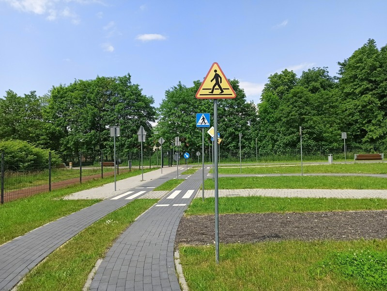 W Rudzie Śląskiej-Wirku od trzech lat istnieje Miasteczko Ruchu Drogowego. Letnia aura, która towarzyszy nam od kilku dni to dobry czas na odwiedzenie tego miejsca wraz z dziećmi. Poprzez zabawę można je nauczyć zasad poruszania się po chodniku i jezdni.
Przypomnijmy, że Miasteczko Ruchu Drogowego znajduje się przy ulicy Kolberga w Rudzie Śląskiej. Powstało jesienią 2018 roku, a projekt został zgłoszony w budżecie obywatelskim na rok 2017. Koszt inwestycji wyniósł 1,2 mln zł. Tuż obok znajduje się tor modelarski oraz plac zabaw z trampolinami, urządzeniem wielofunkcyjnym ze zjeżdżalnią, a także mini parkiem linowym oraz tyrolką. Jako, że obiekt usytuowany jest na uboczu, jest tu cicho. Cały teren został ogrodzony, dzięki czemu dzieci mogą spokojnie uczyć się zasad ruchu drogowego.