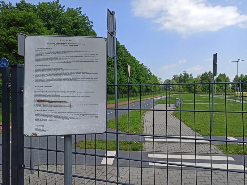 W Rudzie Śląskiej-Wirku od trzech lat istnieje Miasteczko Ruchu Drogowego. Letnia aura, która towarzyszy nam od kilku dni to dobry czas na odwiedzenie tego miejsca wraz z dziećmi. Poprzez zabawę można je nauczyć zasad poruszania się po chodniku i jezdni.
Przypomnijmy, że Miasteczko Ruchu Drogowego znajduje się przy ulicy Kolberga w Rudzie Śląskiej. Powstało jesienią 2018 roku, a projekt został zgłoszony w budżecie obywatelskim na rok 2017. Koszt inwestycji wyniósł 1,2 mln zł. Tuż obok znajduje się tor modelarski oraz plac zabaw z trampolinami, urządzeniem wielofunkcyjnym ze zjeżdżalnią, a także mini parkiem linowym oraz tyrolką. Jako, że obiekt usytuowany jest na uboczu, jest tu cicho. Cały teren został ogrodzony, dzięki czemu dzieci mogą spokojnie uczyć się zasad ruchu drogowego.