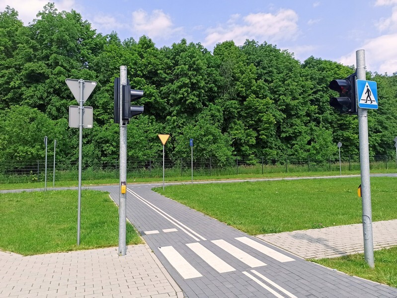 W Rudzie Śląskiej-Wirku od trzech lat istnieje Miasteczko Ruchu Drogowego. Letnia aura, która towarzyszy nam od kilku dni to dobry czas na odwiedzenie tego miejsca wraz z dziećmi. Poprzez zabawę można je nauczyć zasad poruszania się po chodniku i jezdni.
Przypomnijmy, że Miasteczko Ruchu Drogowego znajduje się przy ulicy Kolberga w Rudzie Śląskiej. Powstało jesienią 2018 roku, a projekt został zgłoszony w budżecie obywatelskim na rok 2017. Koszt inwestycji wyniósł 1,2 mln zł. Tuż obok znajduje się tor modelarski oraz plac zabaw z trampolinami, urządzeniem wielofunkcyjnym ze zjeżdżalnią, a także mini parkiem linowym oraz tyrolką. Jako, że obiekt usytuowany jest na uboczu, jest tu cicho. Cały teren został ogrodzony, dzięki czemu dzieci mogą spokojnie uczyć się zasad ruchu drogowego.