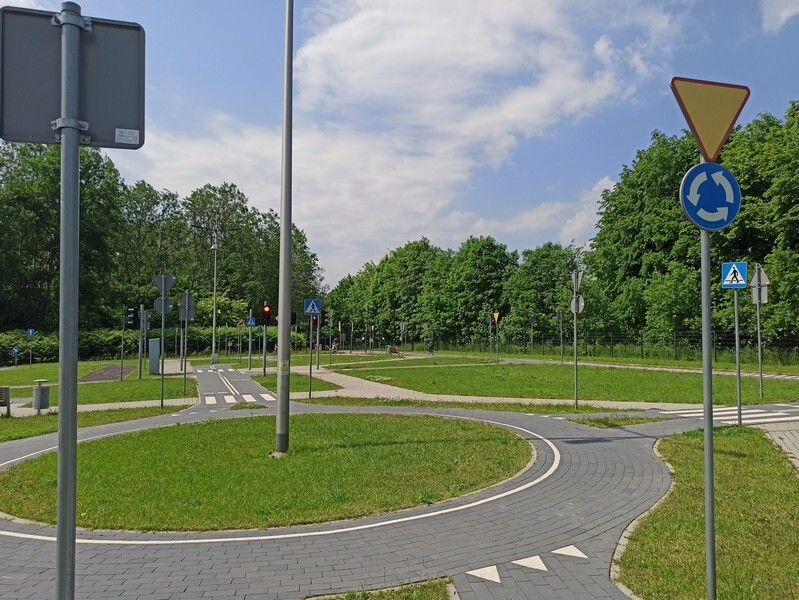 W Rudzie Śląskiej-Wirku od trzech lat istnieje Miasteczko Ruchu Drogowego. Letnia aura, która towarzyszy nam od kilku dni to dobry czas na odwiedzenie tego miejsca wraz z dziećmi. Poprzez zabawę można je nauczyć zasad poruszania się po chodniku i jezdni.
Przypomnijmy, że Miasteczko Ruchu Drogowego znajduje się przy ulicy Kolberga w Rudzie Śląskiej. Powstało jesienią 2018 roku, a projekt został zgłoszony w budżecie obywatelskim na rok 2017. Koszt inwestycji wyniósł 1,2 mln zł. Tuż obok znajduje się tor modelarski oraz plac zabaw z trampolinami, urządzeniem wielofunkcyjnym ze zjeżdżalnią, a także mini parkiem linowym oraz tyrolką. Jako, że obiekt usytuowany jest na uboczu, jest tu cicho. Cały teren został ogrodzony, dzięki czemu dzieci mogą spokojnie uczyć się zasad ruchu drogowego.