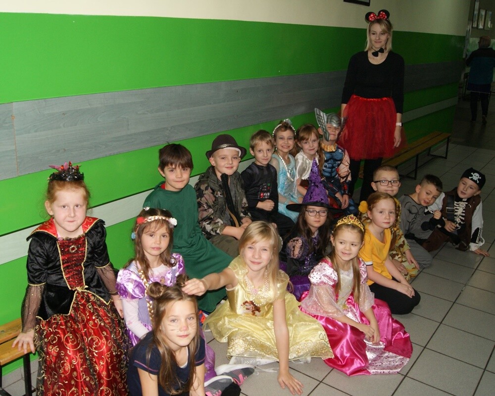 Bajki, baśnie zarówno te czytane, jak i oglądane, odgrywają ważną rolę w życiu dziecka. Dlatego bajkowi bohaterzy doczekali się swojego święta. Dzień Postaci z Bajek przypada na 5 listopada i jest to jednocześnie dzień urodzin Walta Disney’a. Z tej okazji w wielu rudzkich szkołach i przedszkolach odbyły się specjalne imprezy.