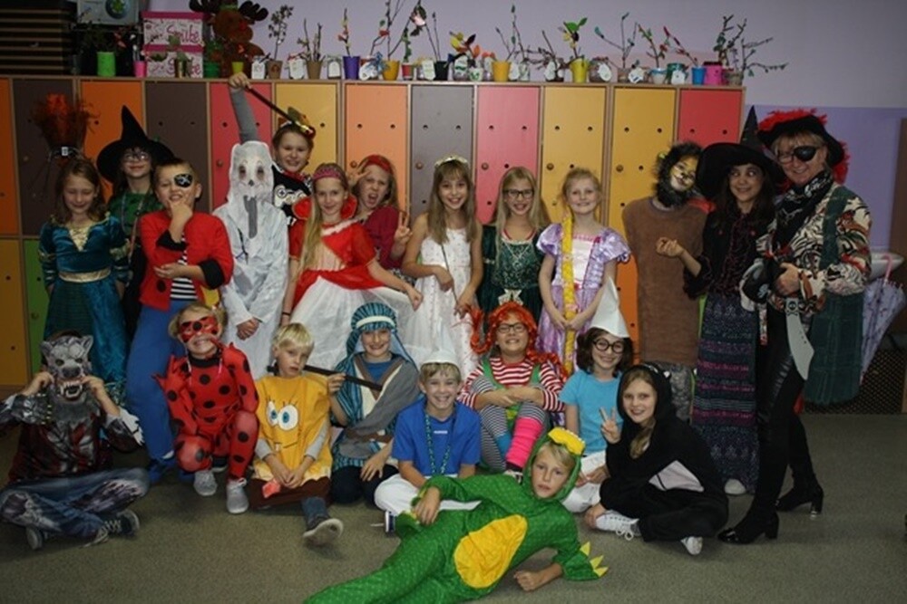 Bajki, baśnie zarówno te czytane, jak i oglądane, odgrywają ważną rolę w życiu dziecka. Dlatego bajkowi bohaterzy doczekali się swojego święta. Dzień Postaci z Bajek przypada na 5 listopada i jest to jednocześnie dzień urodzin Walta Disney’a. Z tej okazji w wielu rudzkich szkołach i przedszkolach odbyły się specjalne imprezy.