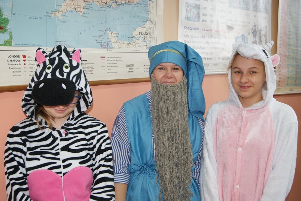 Bajki, baśnie zarówno te czytane, jak i oglądane, odgrywają ważną rolę w życiu dziecka. Dlatego bajkowi bohaterzy doczekali się swojego święta. Dzień Postaci z Bajek przypada na 5 listopada i jest to jednocześnie dzień urodzin Walta Disney’a. Z tej okazji w wielu rudzkich szkołach i przedszkolach odbyły się specjalne imprezy.