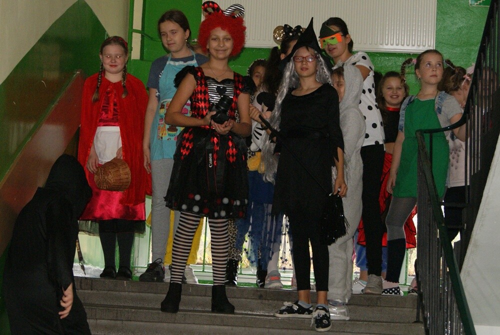 Bajki, baśnie zarówno te czytane, jak i oglądane, odgrywają ważną rolę w życiu dziecka. Dlatego bajkowi bohaterzy doczekali się swojego święta. Dzień Postaci z Bajek przypada na 5 listopada i jest to jednocześnie dzień urodzin Walta Disney’a. Z tej okazji w wielu rudzkich szkołach i przedszkolach odbyły się specjalne imprezy.