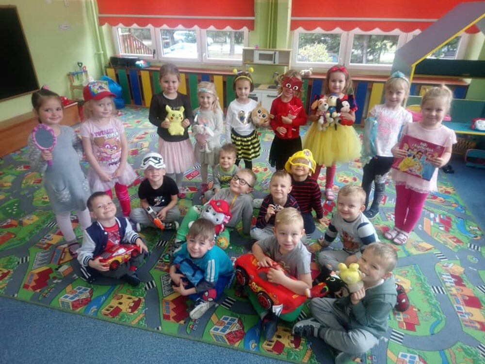 Bajki, baśnie zarówno te czytane, jak i oglądane, odgrywają ważną rolę w życiu dziecka. Dlatego bajkowi bohaterzy doczekali się swojego święta. Dzień Postaci z Bajek przypada na 5 listopada i jest to jednocześnie dzień urodzin Walta Disney’a. Z tej okazji w wielu rudzkich szkołach i przedszkolach odbyły się specjalne imprezy.