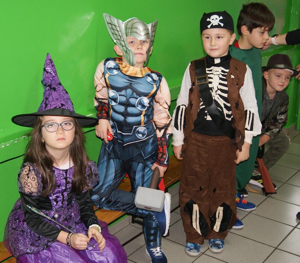 Bajki, baśnie zarówno te czytane, jak i oglądane, odgrywają ważną rolę w życiu dziecka. Dlatego bajkowi bohaterzy doczekali się swojego święta. Dzień Postaci z Bajek przypada na 5 listopada i jest to jednocześnie dzień urodzin Walta Disney’a. Z tej okazji w wielu rudzkich szkołach i przedszkolach odbyły się specjalne imprezy.