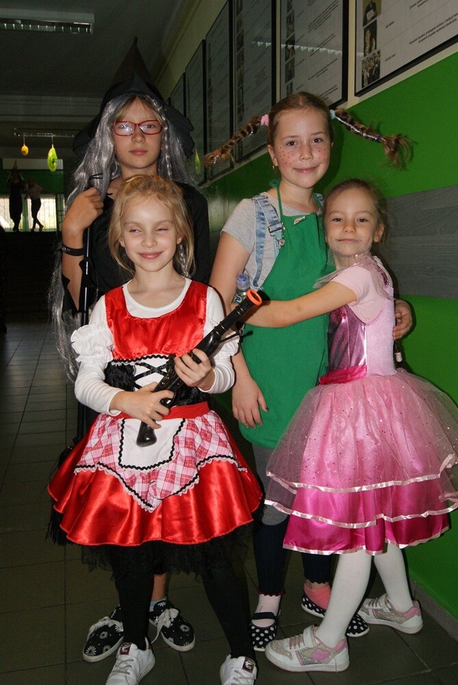 Bajki, baśnie zarówno te czytane, jak i oglądane, odgrywają ważną rolę w życiu dziecka. Dlatego bajkowi bohaterzy doczekali się swojego święta. Dzień Postaci z Bajek przypada na 5 listopada i jest to jednocześnie dzień urodzin Walta Disney’a. Z tej okazji w wielu rudzkich szkołach i przedszkolach odbyły się specjalne imprezy.