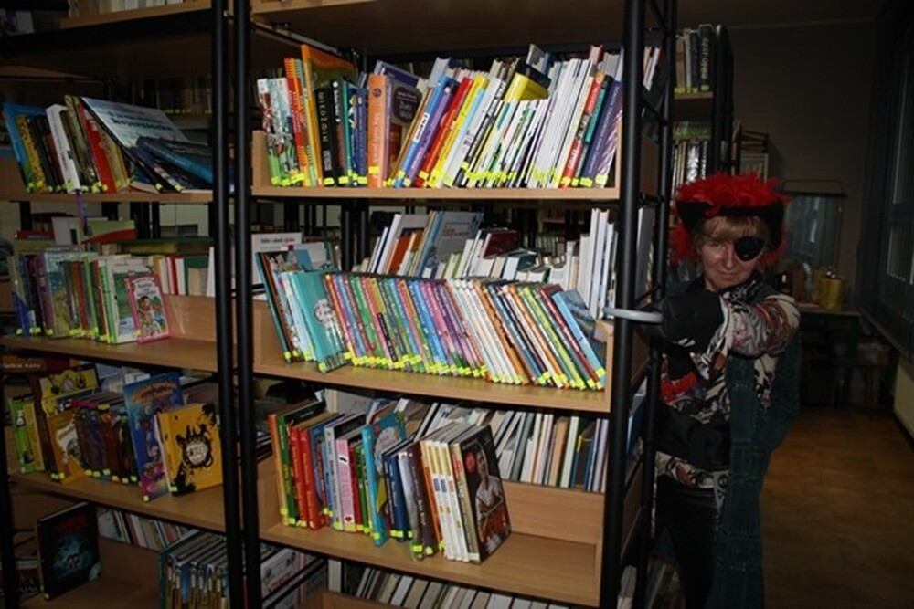 Bajki, baśnie zarówno te czytane, jak i oglądane, odgrywają ważną rolę w życiu dziecka. Dlatego bajkowi bohaterzy doczekali się swojego święta. Dzień Postaci z Bajek przypada na 5 listopada i jest to jednocześnie dzień urodzin Walta Disney’a. Z tej okazji w wielu rudzkich szkołach i przedszkolach odbyły się specjalne imprezy.