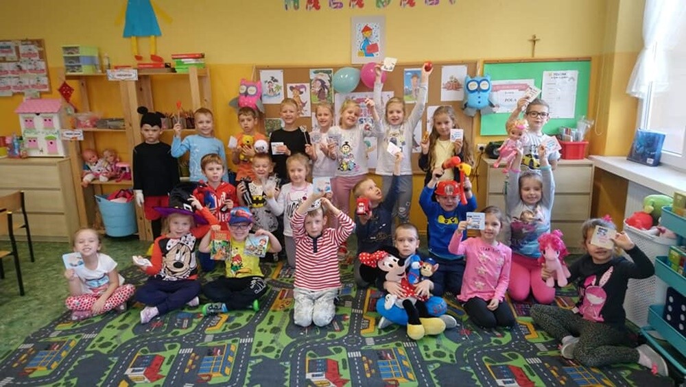 Bajki, baśnie zarówno te czytane, jak i oglądane, odgrywają ważną rolę w życiu dziecka. Dlatego bajkowi bohaterzy doczekali się swojego święta. Dzień Postaci z Bajek przypada na 5 listopada i jest to jednocześnie dzień urodzin Walta Disney’a. Z tej okazji w wielu rudzkich szkołach i przedszkolach odbyły się specjalne imprezy.