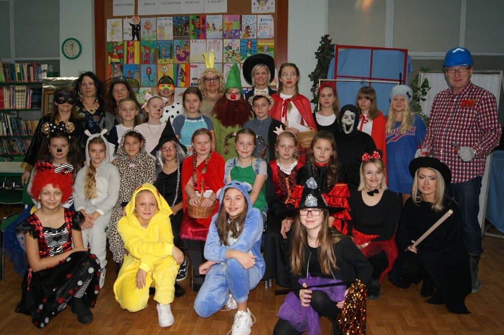 Bajki, baśnie zarówno te czytane, jak i oglądane, odgrywają ważną rolę w życiu dziecka. Dlatego bajkowi bohaterzy doczekali się swojego święta. Dzień Postaci z Bajek przypada na 5 listopada i jest to jednocześnie dzień urodzin Walta Disney’a. Z tej okazji w wielu rudzkich szkołach i przedszkolach odbyły się specjalne imprezy.