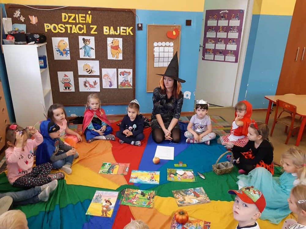 Bajki, baśnie zarówno te czytane, jak i oglądane, odgrywają ważną rolę w życiu dziecka. Dlatego bajkowi bohaterzy doczekali się swojego święta. Dzień Postaci z Bajek przypada na 5 listopada i jest to jednocześnie dzień urodzin Walta Disney’a. Z tej okazji w wielu rudzkich szkołach i przedszkolach odbyły się specjalne imprezy.