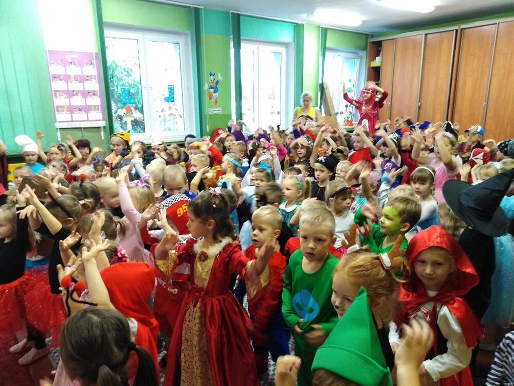 Bajki, baśnie zarówno te czytane, jak i oglądane, odgrywają ważną rolę w życiu dziecka. Dlatego bajkowi bohaterzy doczekali się swojego święta. Dzień Postaci z Bajek przypada na 5 listopada i jest to jednocześnie dzień urodzin Walta Disney’a. Z tej okazji w wielu rudzkich szkołach i przedszkolach odbyły się specjalne imprezy.