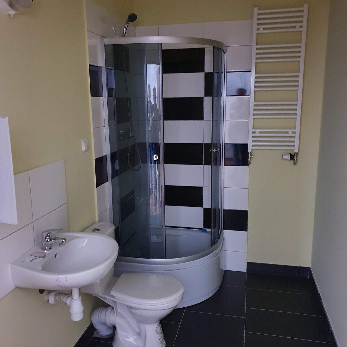 Rozpoczęło się zasiedlanie jedenastu mieszkań socjalnych w Rudzie Śląskiej, które powstały w niewykorzystywanych lokalach miejskich. Cztery z nich przeszły właśnie odbiory budowlane i zostały oddane do użytkowania, w pozostałych siedmiu lokalizacjach prace zakończyły się pod koniec maja br.