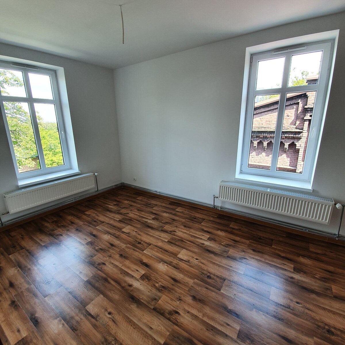 Rozpoczęło się zasiedlanie jedenastu mieszkań socjalnych w Rudzie Śląskiej, które powstały w niewykorzystywanych lokalach miejskich. Cztery z nich przeszły właśnie odbiory budowlane i zostały oddane do użytkowania, w pozostałych siedmiu lokalizacjach prace zakończyły się pod koniec maja br.