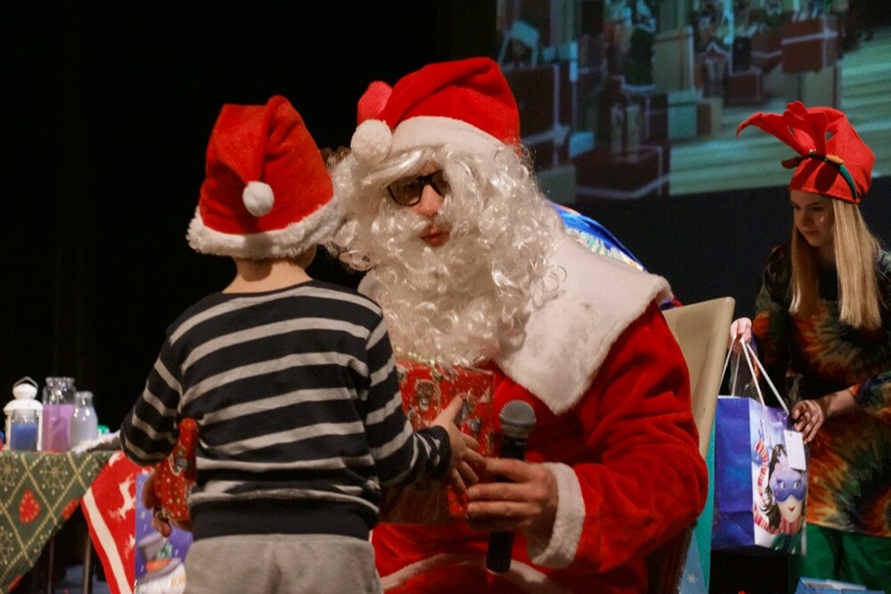 Święty Mikołaj miał wczoraj ręce pełne roboty. Odwiedził wiele rudzkich domów, szkół i przedszkoli. Zawitał także do bielszowickiego Domu Kultury gdzie rozdał wyczekującym go dzieciom prezenty.