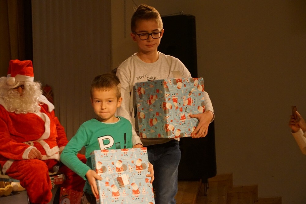 Święty Mikołaj miał wczoraj ręce pełne roboty. Odwiedził wiele rudzkich domów, szkół i przedszkoli. Zawitał także do bielszowickiego Domu Kultury gdzie rozdał wyczekującym go dzieciom prezenty.