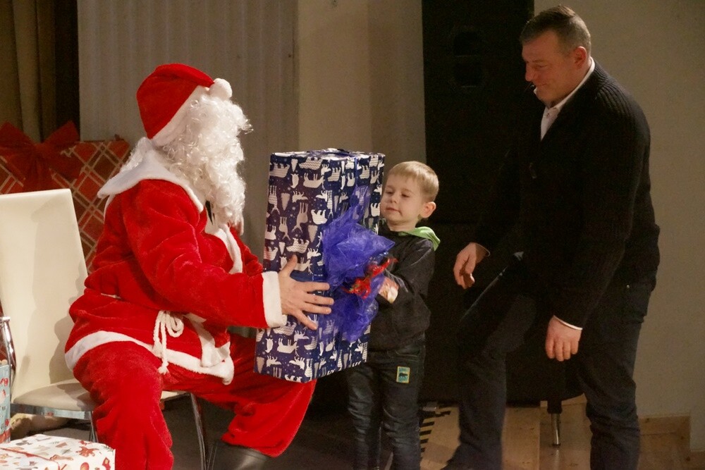Święty Mikołaj miał wczoraj ręce pełne roboty. Odwiedził wiele rudzkich domów, szkół i przedszkoli. Zawitał także do bielszowickiego Domu Kultury gdzie rozdał wyczekującym go dzieciom prezenty.