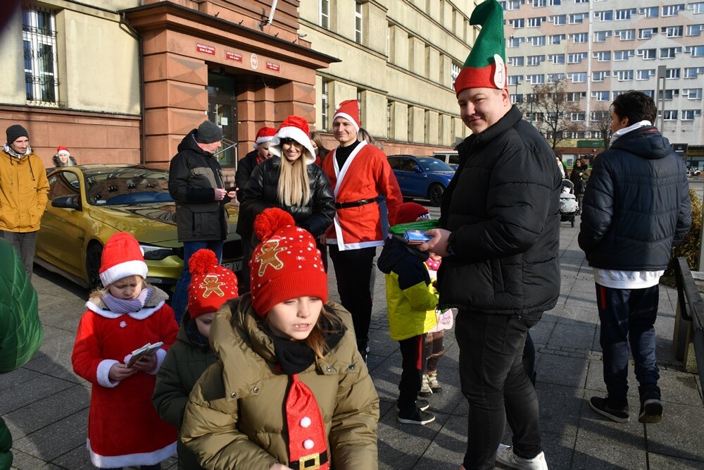 Dzisiaj przez Rudę Śląską przejechał zmotoryzowany orszak świętego Mikołaja! Zamiast reniferów można było zobaczyć pojazdy takie jak: Porsche 911 turbo S, Porsche 911 Carrera, MCLaren, Corvetta, BMW i wiele innych.  

fot. Jacek Knapik