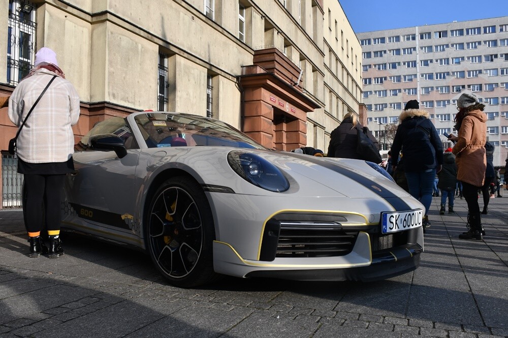 Dzisiaj przez Rudę Śląską przejechał zmotoryzowany orszak świętego Mikołaja! Zamiast reniferów można było zobaczyć pojazdy takie jak: Porsche 911 turbo S, Porsche 911 Carrera, MCLaren, Corvetta, BMW i wiele innych.  

fot. Jacek Knapik