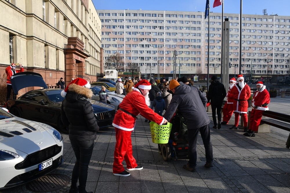 Dzisiaj przez Rudę Śląską przejechał zmotoryzowany orszak świętego Mikołaja! Zamiast reniferów można było zobaczyć pojazdy takie jak: Porsche 911 turbo S, Porsche 911 Carrera, MCLaren, Corvetta, BMW i wiele innych.  

fot. Jacek Knapik