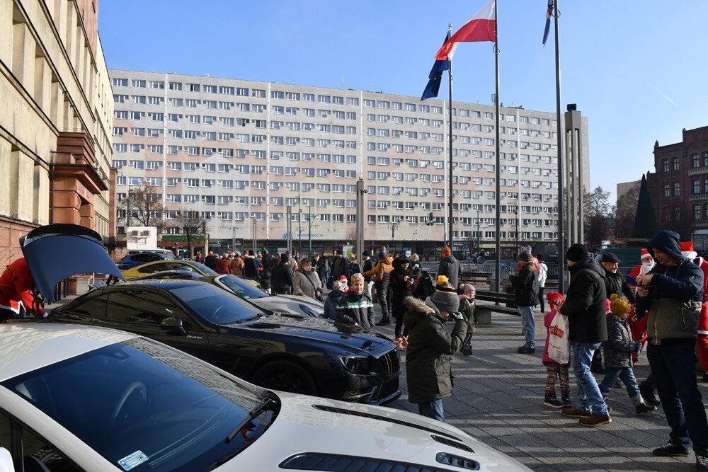 Dzisiaj przez Rudę Śląską przejechał zmotoryzowany orszak świętego Mikołaja! Zamiast reniferów można było zobaczyć pojazdy takie jak: Porsche 911 turbo S, Porsche 911 Carrera, MCLaren, Corvetta, BMW i wiele innych.  

fot. Jacek Knapik