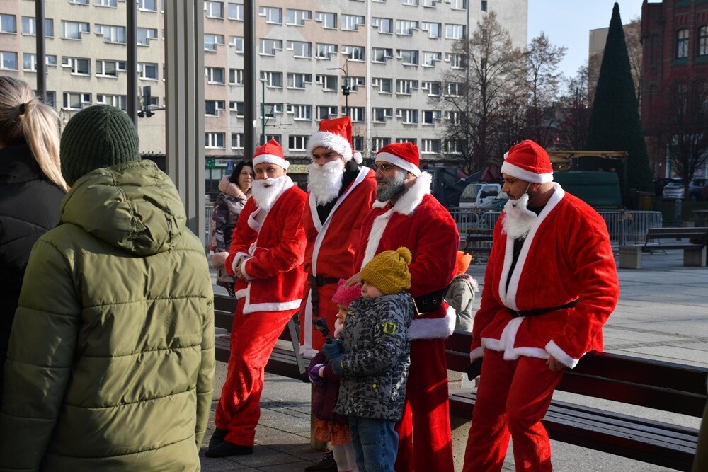 Dzisiaj przez Rudę Śląską przejechał zmotoryzowany orszak świętego Mikołaja! Zamiast reniferów można było zobaczyć pojazdy takie jak: Porsche 911 turbo S, Porsche 911 Carrera, MCLaren, Corvetta, BMW i wiele innych.  

fot. Jacek Knapik
