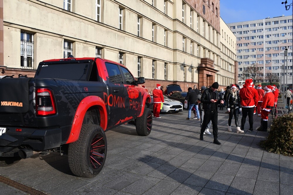 Dzisiaj przez Rudę Śląską przejechał zmotoryzowany orszak świętego Mikołaja! Zamiast reniferów można było zobaczyć pojazdy takie jak: Porsche 911 turbo S, Porsche 911 Carrera, MCLaren, Corvetta, BMW i wiele innych.  

fot. Jacek Knapik