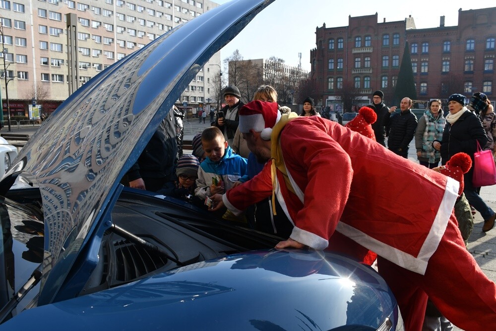 Dzisiaj przez Rudę Śląską przejechał zmotoryzowany orszak świętego Mikołaja! Zamiast reniferów można było zobaczyć pojazdy takie jak: Porsche 911 turbo S, Porsche 911 Carrera, MCLaren, Corvetta, BMW i wiele innych.  

fot. Jacek Knapik