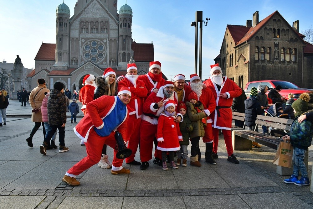 Dzisiaj przez Rudę Śląską przejechał zmotoryzowany orszak świętego Mikołaja! Zamiast reniferów można było zobaczyć pojazdy takie jak: Porsche 911 turbo S, Porsche 911 Carrera, MCLaren, Corvetta, BMW i wiele innych.  

fot. Jacek Knapik