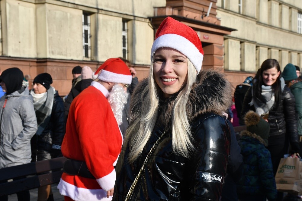 Dzisiaj przez Rudę Śląską przejechał zmotoryzowany orszak świętego Mikołaja! Zamiast reniferów można było zobaczyć pojazdy takie jak: Porsche 911 turbo S, Porsche 911 Carrera, MCLaren, Corvetta, BMW i wiele innych.  

fot. Jacek Knapik