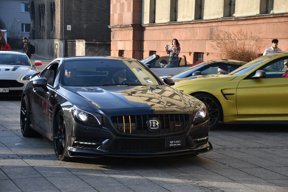 Dzisiaj przez Rudę Śląską przejechał zmotoryzowany orszak świętego Mikołaja! Zamiast reniferów można było zobaczyć pojazdy takie jak: Porsche 911 turbo S, Porsche 911 Carrera, MCLaren, Corvetta, BMW i wiele innych.  

fot. Jacek Knapik