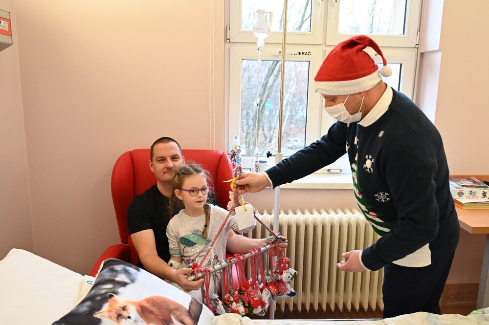 6 grudnia św. Mikołaj odwiedza wszystkie dzieci, aby obdarować je prezentami. Z tej okazji tych małych i nieco starszych pacjentów Szpitala Miejskiego w Rudzie Śląskiej odwiedził Mikołaj w towarzystwie prezydenta Michała Pierończyka. 

fot. FB Michał Pierończyk
