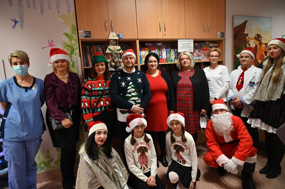 6 grudnia św. Mikołaj odwiedza wszystkie dzieci, aby obdarować je prezentami. Z tej okazji tych małych i nieco starszych pacjentów Szpitala Miejskiego w Rudzie Śląskiej odwiedził Mikołaj w towarzystwie prezydenta Michała Pierończyka. 

fot. FB Michał Pierończyk