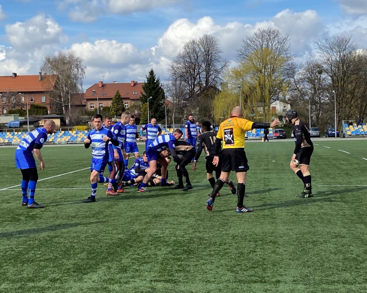 W pierwszym meczu rundy rewanżowej rozgrywek II Ligi rugby (sobota, 09.04. br.) rudzkie Gryfy podjęły na Burloch Arenie zespół Rugby Team Olsztyn. Rudzianie byli mocno zdeterminowani, żeby zrewanżować się gościom za jesienną wyjazdową porażkę.