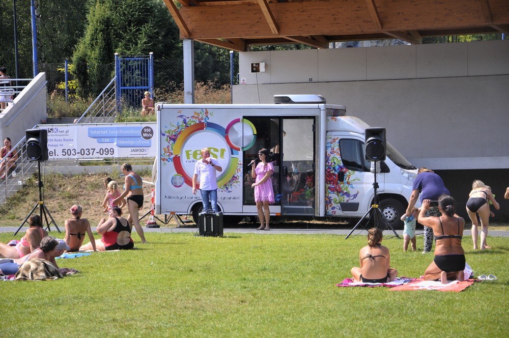 Na basenie letnim w Rudzie Śląskiej pojawił się dzisiaj Mirek Szołtysek, który letni wypoczynek przy wodzie umilił piosenkami ze swojej najnowszej płyty „Szoooł....tyskie Szlagiery”.