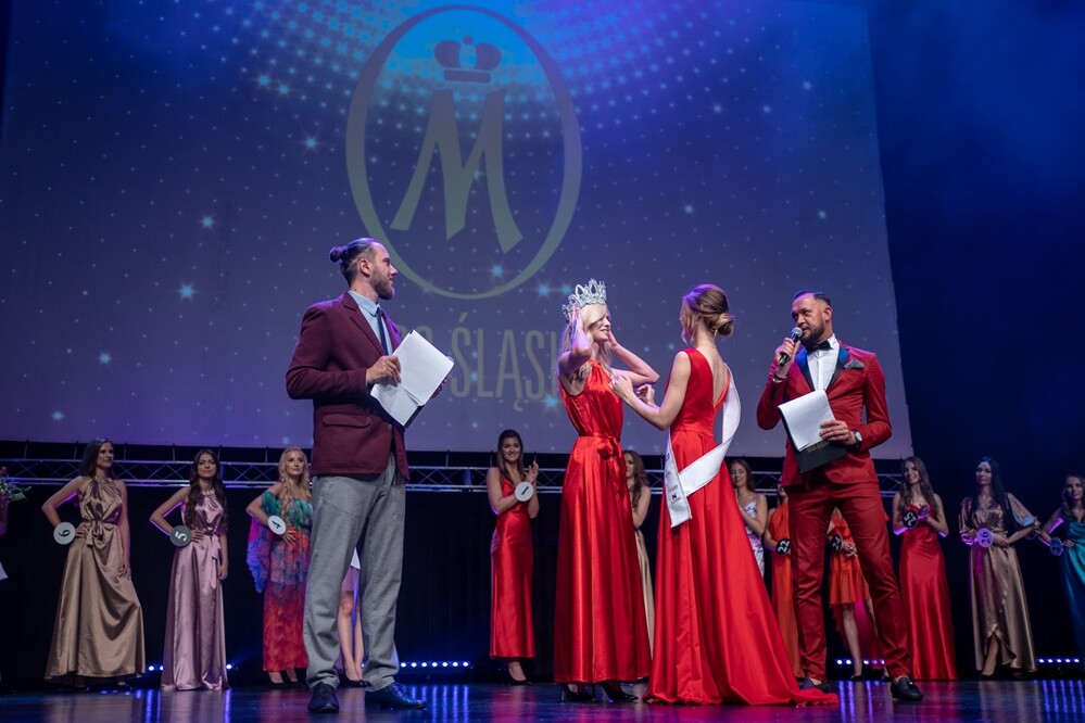 Wyjątkowo piękne uczestniczki rywalizowały o miano najpiękniejszej oraz najpiękniejszej nastolatki. Wiktoria Salzberg z Rudy Śląskiej zdobyła tytuł I vice Miss Śląska 2021!

fot. Kamil Peszat