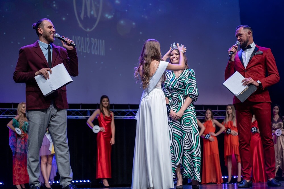 Wyjątkowo piękne uczestniczki rywalizowały o miano najpiękniejszej oraz najpiękniejszej nastolatki. Wiktoria Salzberg z Rudy Śląskiej zdobyła tytuł I vice Miss Śląska 2021!

fot. Kamil Peszat