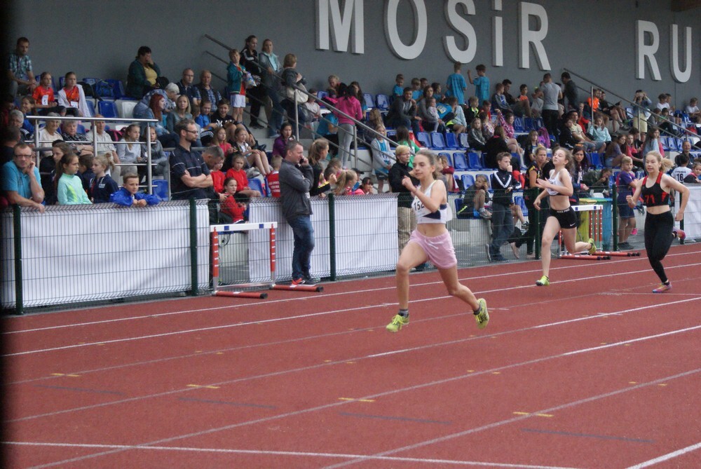 Na stadionie przy ulicy Czarnoleśnej odbyły się lekkoatletyczne Mistrzostwa Śląska Dzieci.