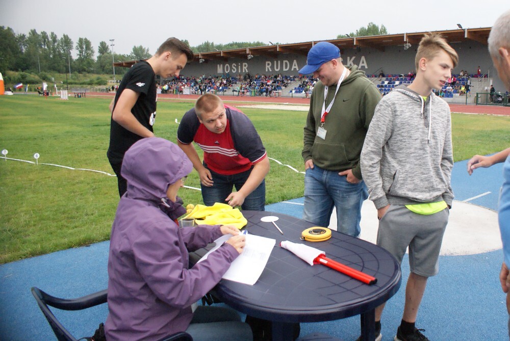 Na stadionie przy ulicy Czarnoleśnej odbyły się lekkoatletyczne Mistrzostwa Śląska Dzieci.