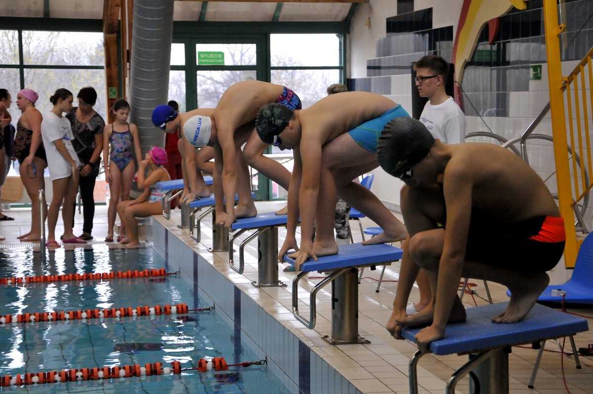 Wspaniała atmosfera i zdrowa, sportowa rywalizacja zagościły na krytym basenie przy ul. Chryzantem, gdzie odbyły się XIX Mistrzostwa Rudy Śląskiej w Pływaniu. Zawody te zostały już tradycyjnie podzielone na amatorskie i otwarte.