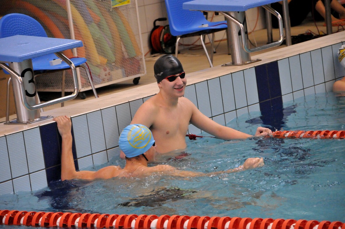 Wspaniała atmosfera i zdrowa, sportowa rywalizacja zagościły na krytym basenie przy ul. Chryzantem, gdzie odbyły się XIX Mistrzostwa Rudy Śląskiej w Pływaniu. Zawody te zostały już tradycyjnie podzielone na amatorskie i otwarte.