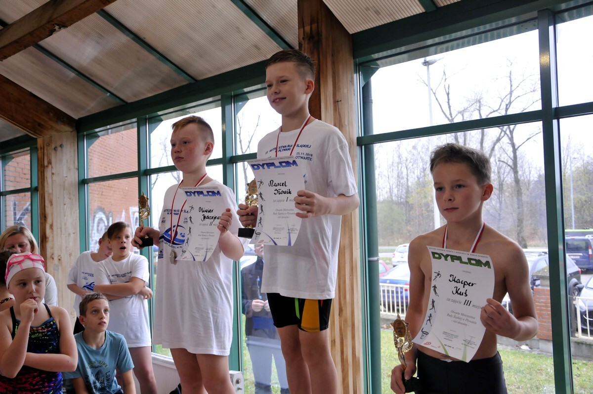 Wspaniała atmosfera i zdrowa, sportowa rywalizacja zagościły na krytym basenie przy ul. Chryzantem, gdzie odbyły się XIX Mistrzostwa Rudy Śląskiej w Pływaniu. Zawody te zostały już tradycyjnie podzielone na amatorskie i otwarte.