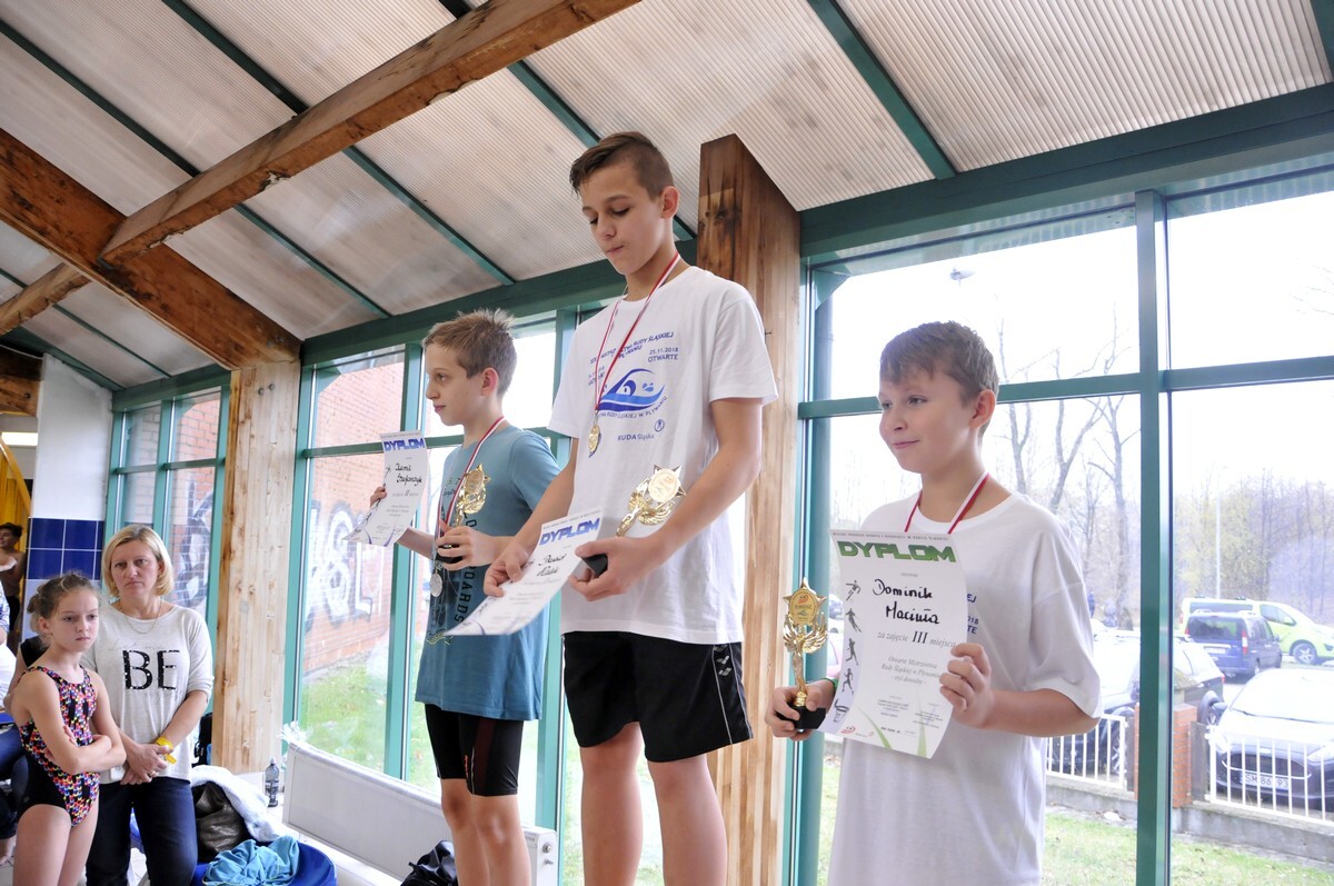 Wspaniała atmosfera i zdrowa, sportowa rywalizacja zagościły na krytym basenie przy ul. Chryzantem, gdzie odbyły się XIX Mistrzostwa Rudy Śląskiej w Pływaniu. Zawody te zostały już tradycyjnie podzielone na amatorskie i otwarte.